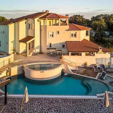 In With Outdoor Swimming Pool Apartment *